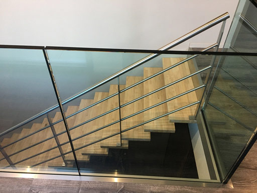 Escalier-metal-bois-verre-inox