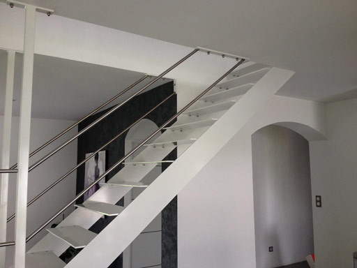 Escalier-suspendu-metal-(1)